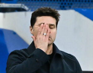 Pochettino tager sig til ansigtet