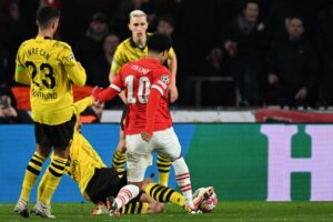 Mats Hummels begår straffe på Malik Tillman.