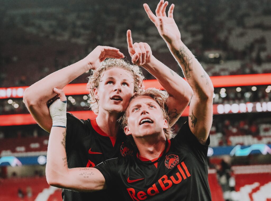 Mads Bidstrup og Maurits Kjærgaard har det godt sammen i Red Bull Salzburg.