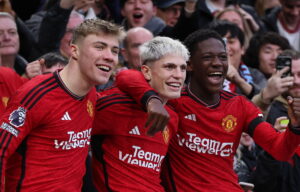 Højlund, Garnacho og Mainoo sidder på kanten for Manchester United