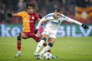 FC Københavns Elias Achouri og Galatasarays Sacha Boey under Champions League-kampen mellem FC København og Galatasaray SK i sjette spillerunde i gruppe A i Parken, København, tirsdag den 12. december 2023.
