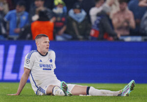 Denis Vavro stikker til Andreas Schjelderup