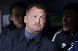 Neestrup kigger op ude på FCK's trænerbænk