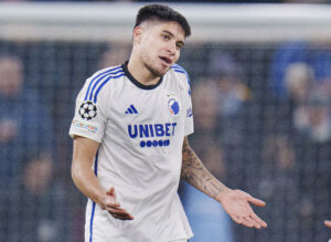 Kevin Diks trækker på skuldrene i en kamp for FCK