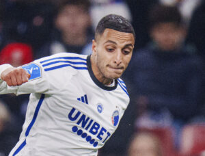 FCKs Elias Achouri og FC Nordsjællands Daniel Svensson under superligakampen mellem FC København og FC Nordsjælland i Parken mandag den 26. februar 2024.