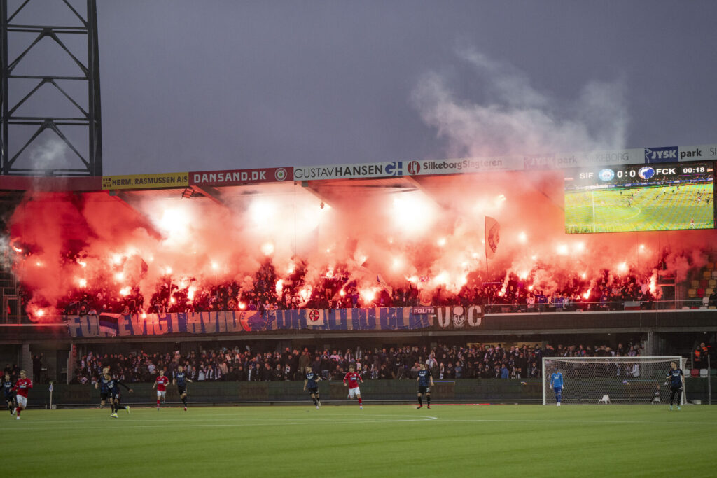 FCKs fans fyrer op under JYSK Park i starten af superligakampen mellem Silkeborg IF og FC København på JYSK Park i Silkeborg søndag den 18. februar 2024.