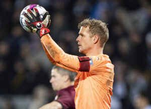 Jonas Lössl har grebet en bold for FC Midtjylland