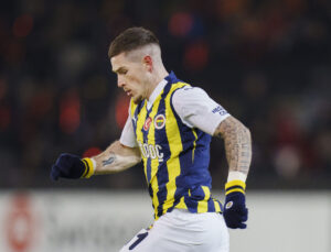 Ryan Kent med bolden