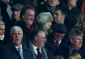 Sir Jim Ratcliffe kan ikke bare bruge en masse penge til sommer på spillerindkøb, skriver engelsk avis