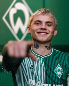 Isak Hansen-Aarøen skifter til Werder Bremen fra Manchester United.