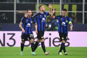 Hakan Calhanoglu peger på sig selv, som den bedste defensive midtbanespiller i verden.