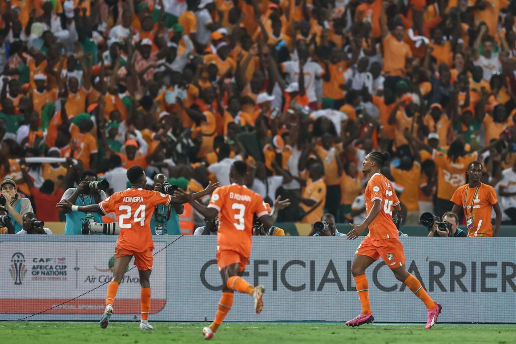 To assists fra Simon Adingra har sendt Elfenbenskysten på sejrskurs! Se mål og highlights fra AFCON-finalen her!