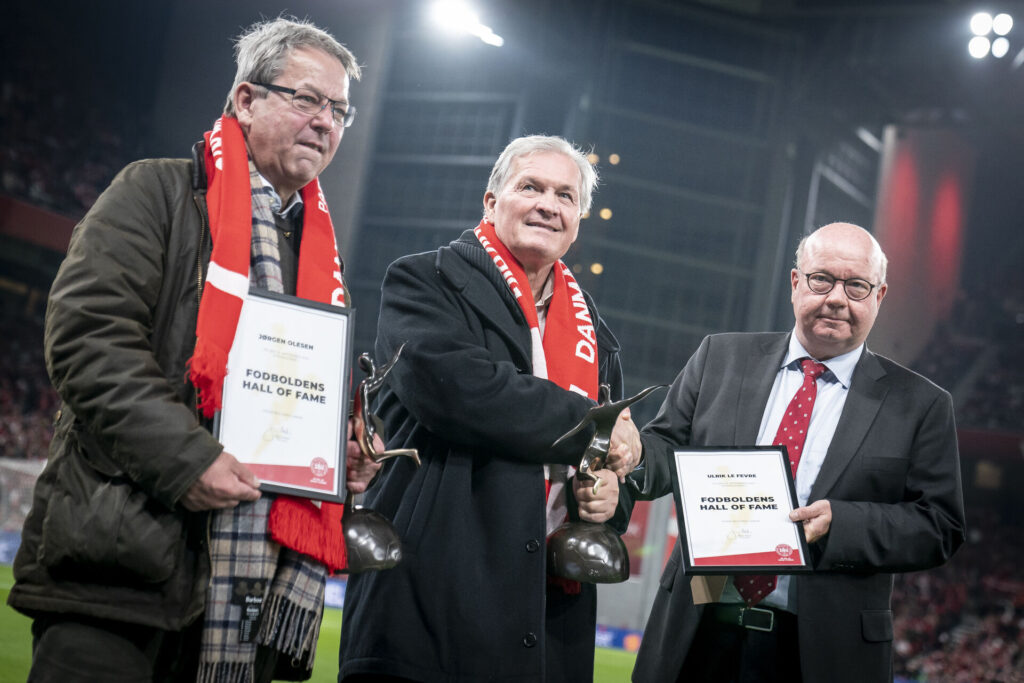 Jørgen Olesen og Ulrik Le Fevre optages i fodboldens Hall Of Fame og ses her sammen med Jesper Møller før UEFA Nations League gruppe A-kampen mellem Danmark og Frankrig i Parken i København.