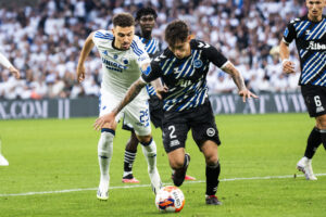 Nicholas Mickelson overfor Jordan Larsson i kampen mellem F.C. København og OB i Parken.