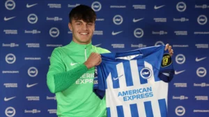 18-årige Josh Robertson skifter fra Sunderland til Brighton.