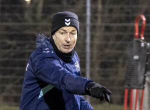 Kasper Hjulmand dirigerer træningen i DBU-tøj