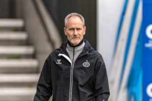 Lars Lungi stirrer ind på banen