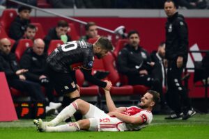 Rafael van der Vaart sviner Jordan Henderson til.