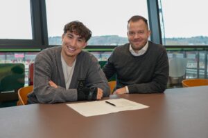 Alexander Lind skriver under på ny kontrakt