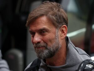 Jürgen Klopp ankommer til Brentford med Liverpool