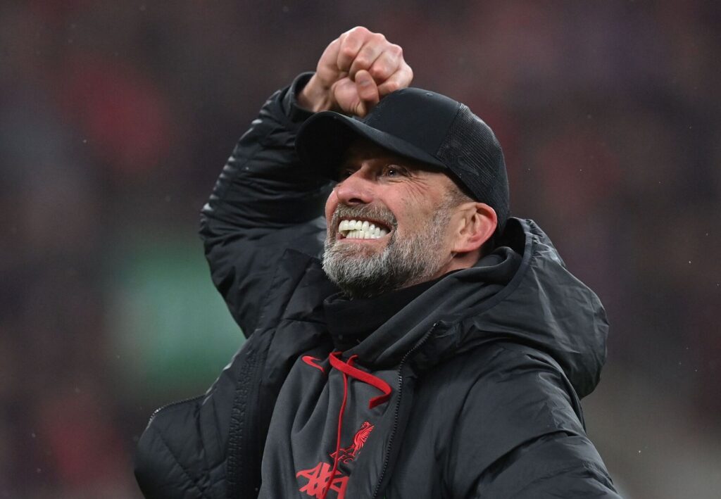 Jürgen Klopp jubler op til Liverpools fans efter sejr i Carabao Cup.