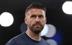 Lutons manager Rob Edwards kigger ud