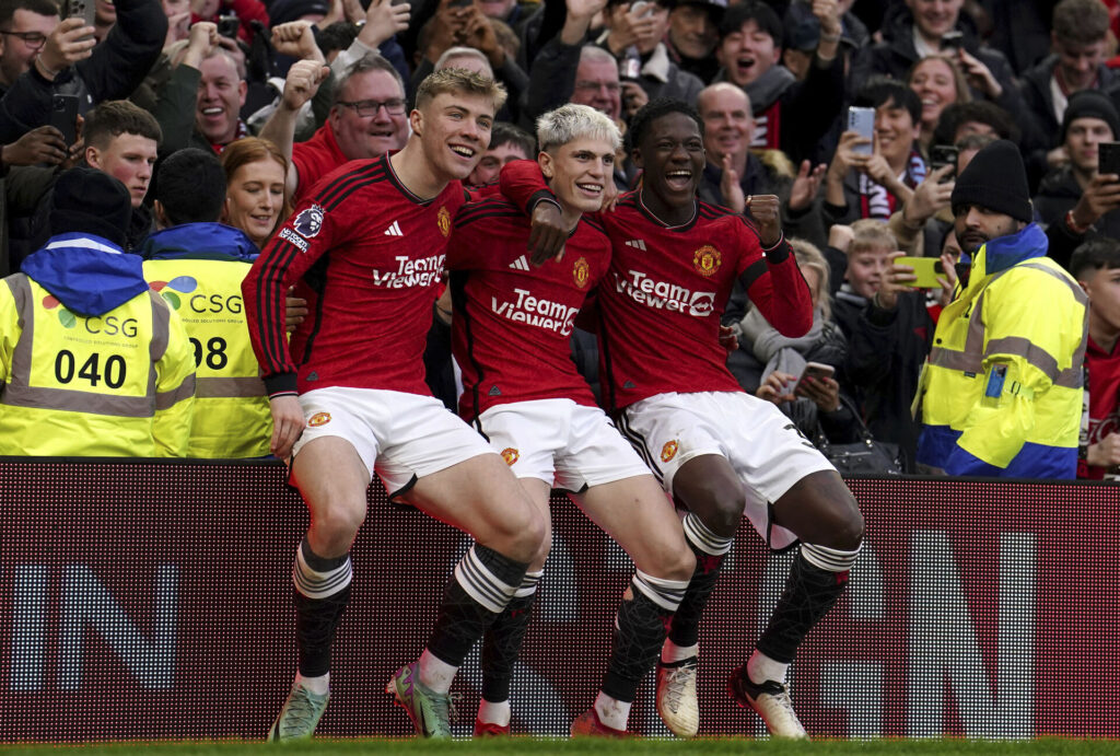 Rasmus Højlund, Alejandro Garnacho og Kobbie Mainoo jubler sammen efter en Manchester United-scoring