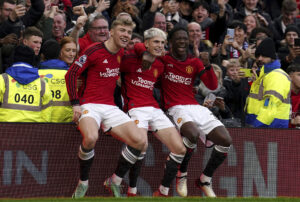 Rasmus Højlund, Alejandro Garnacho og Kobbie Mainoo jubler sammen efter en Manchester United-scoring