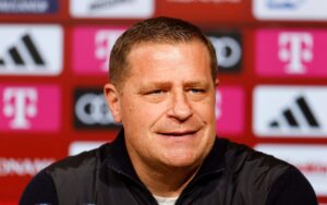 Max Eberl på pressemøde i Bayern München