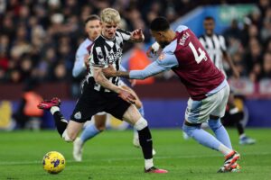 Aston Villas Ezri Konsa er skadet.