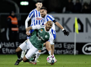 OB's Bashkim Kadrii mod Viborgs Jean-Manuel Mbom i superligakampen mellem Viborg FF og OB på Energi Viborg Arena.