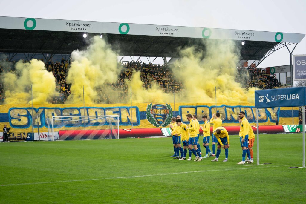 Brøndby-spillerne foran Brøndby-fansene før superliga-kampen mellem OB og Brøndby