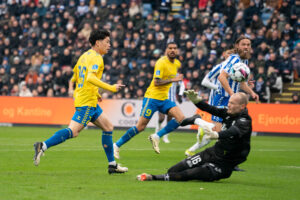 Yuito Suzuki er ved at score i superliga-kampen mellem OB og Brøndby