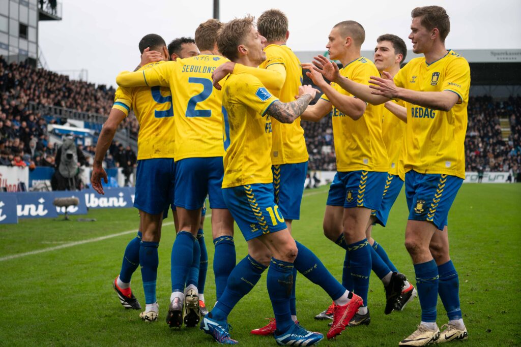 Brøndby-spillerne fejrer Ohi Omoijuanfos scoring i superliga-kampen mellem OB og Brøndby