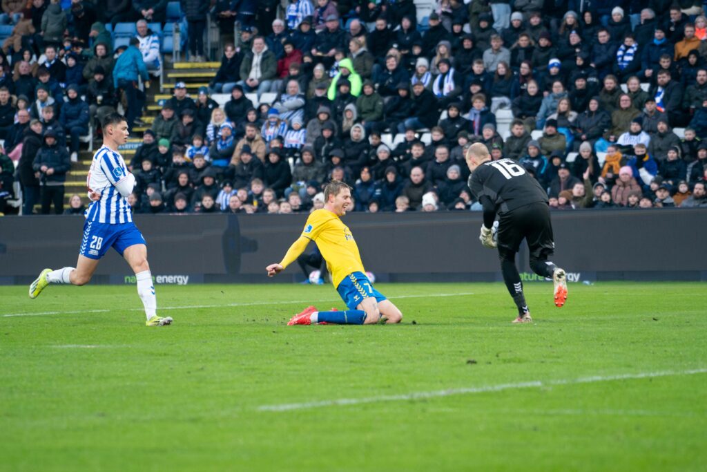 Nicolai Vallys falder på knæ i superliga-kampen mellem OB og Brøndby