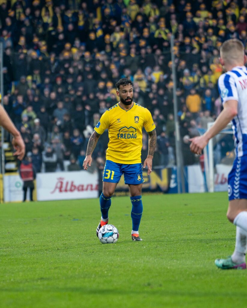 Sean Klaiber har bolden i superliga-kampen mellem OB og Brøndby