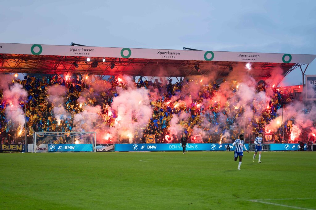 Brøndby-fans har gang i romerlysene i superliga-kampen mellem OB og Brøndby