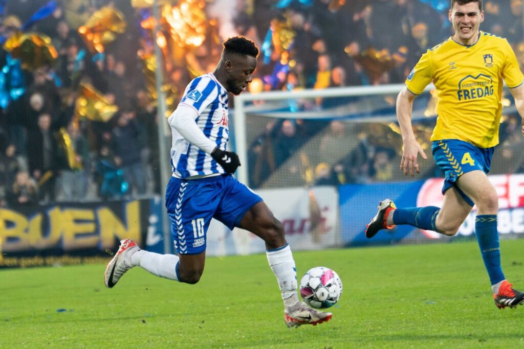 Don Deedson er ved at løbe fra Jacob Rasmussen i superliga-kampen mellem OB og Brøndby