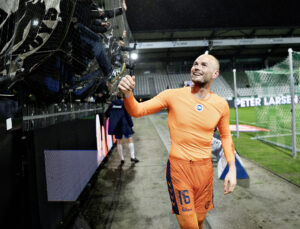 OB's målmand Viljar Myhra jubler over sejren i superligakampen mellem Viborg FF og OB på Energi Viborg Arena.