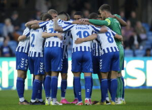 Esbjerg fB's spillere står samlet i en klynge forud for kampstart