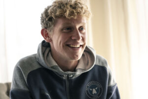 Oliver Sørensen smiler til pressedag hos FCM