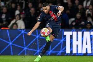 Kylian Mbappé sparker til bolden for PSG.