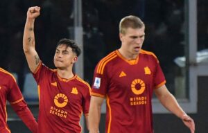 Paulo Dybala og Rasmus Nissen Kristensen for AS Roma