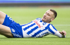 Silkeborgs Pelle Mattsson bliver stoppet af OBs Tom Trybull og Sven Kohler under superligakampen mellem Silkeborg IF og OB på JYSK Park i Silkeborg søndag den 29. oktober 2023.