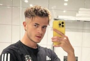 Emirhan Delibaş har fået ophævet sin kontrakt i tyrkiske Besiktas på grund af en profil på en dating-app.