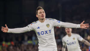 Connor Roberts scorede til 1-1 i kampen mellem Leeds United og Leicester City.