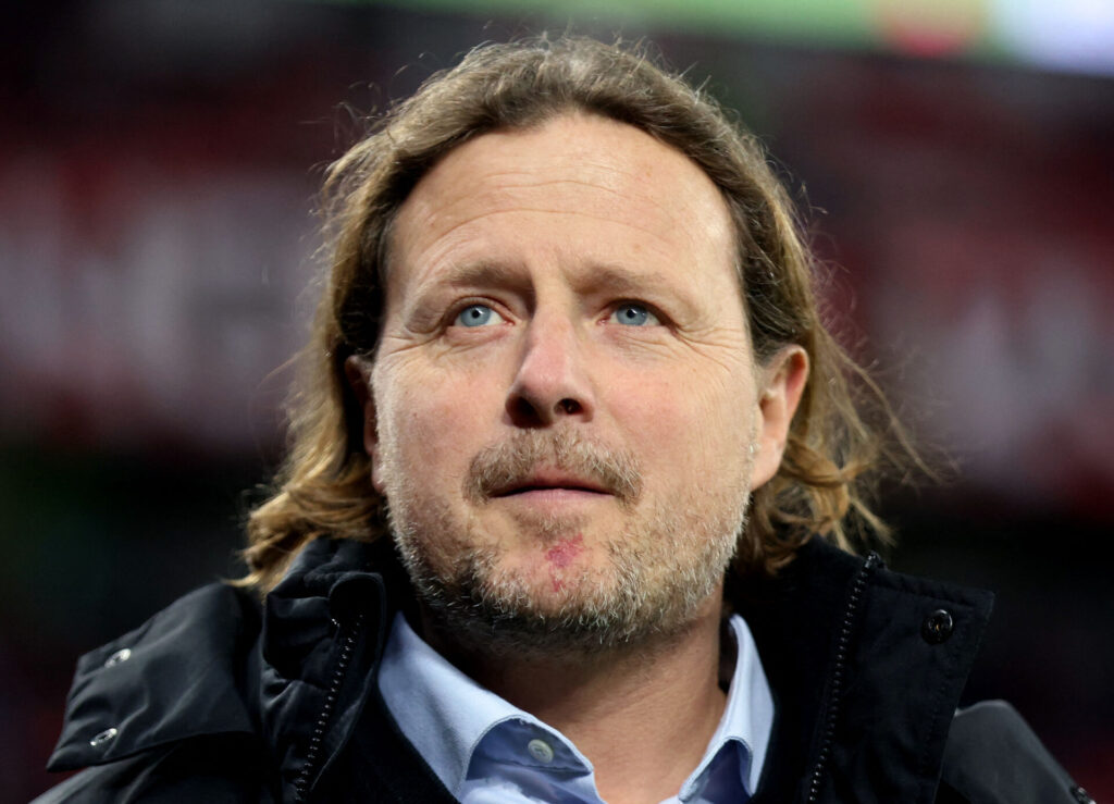 Bo Henriksen kigger op i luften i spidsen for Mainz 05