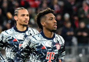 Kingsley Coman løber og varmer op for Bayern München