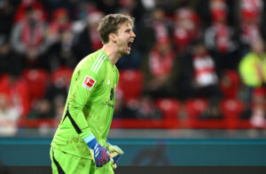 Kampen mellem Union Berlin og Wolfsburg er blevet afbrudt grundet tennisbolde på banen.