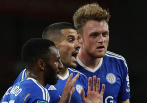 Leicesters spillere diskuterer med dommeren